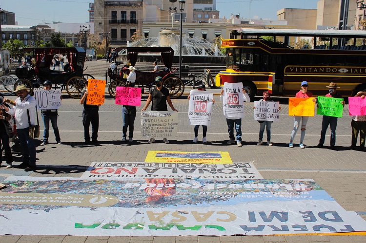Vecinos de Tonalá se manifiestan contra la basura de Guadalajara